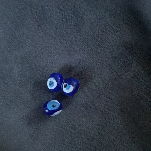 Vet inte - Jag säljer mina berlocker med ögon, dem är fina att ha på armband🤩Jag säljer dem för 3 för 10 och ni ansvarar för frakt