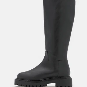 Monki stövlar  - Snygga stövlar nu till hösten, stl 37 men är ganska stora så kan passa 38 oxå, säljer då jag inte använder lika mycket längre, nypris 659kr