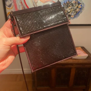 Gucci-väska  - Vintage Gucci-väska köpt på Vestiaire Collective 2019, 3200 kr. Unik och så fin med ett litet fack inuti. Man får plats med allt nödvändigt för en utekväll! Dustbag och äkthetsbevis (kontrollerad av Vestiaire) medföljer. Möts upp i Danderyd eller fraktar💜