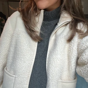 fleece jacka - jätte fin fleece jacka från ”Pieces” i storlek M, använt typ 3 gånger köpt förra året🧡🧡 kommer sällan till använing och därav säljes🫶🏼