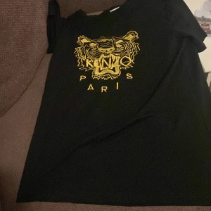 Kenzo T-shirt M - Om du har frågor, kan du bara skriva till mig.