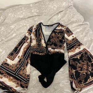 Body - Jätte fin body med vida armar samt mönster knappt använd och väldigt bra skick.