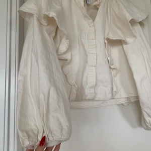 Topp från Zara - Krämvit blus från zara i 100% bomull, den är lite grövre än vanligt vilket ja personligen tycker gör den ännu coolare! Strl Xs 💘
