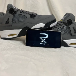 Jordan 4 cool grey - Jordan 4 retro cool grey i 10/10 skick Inga flaws och äkthetscertifikat och kvitto medföljs vid förfrågan Kunden står för frakten  (Pris kan diskuteras!)