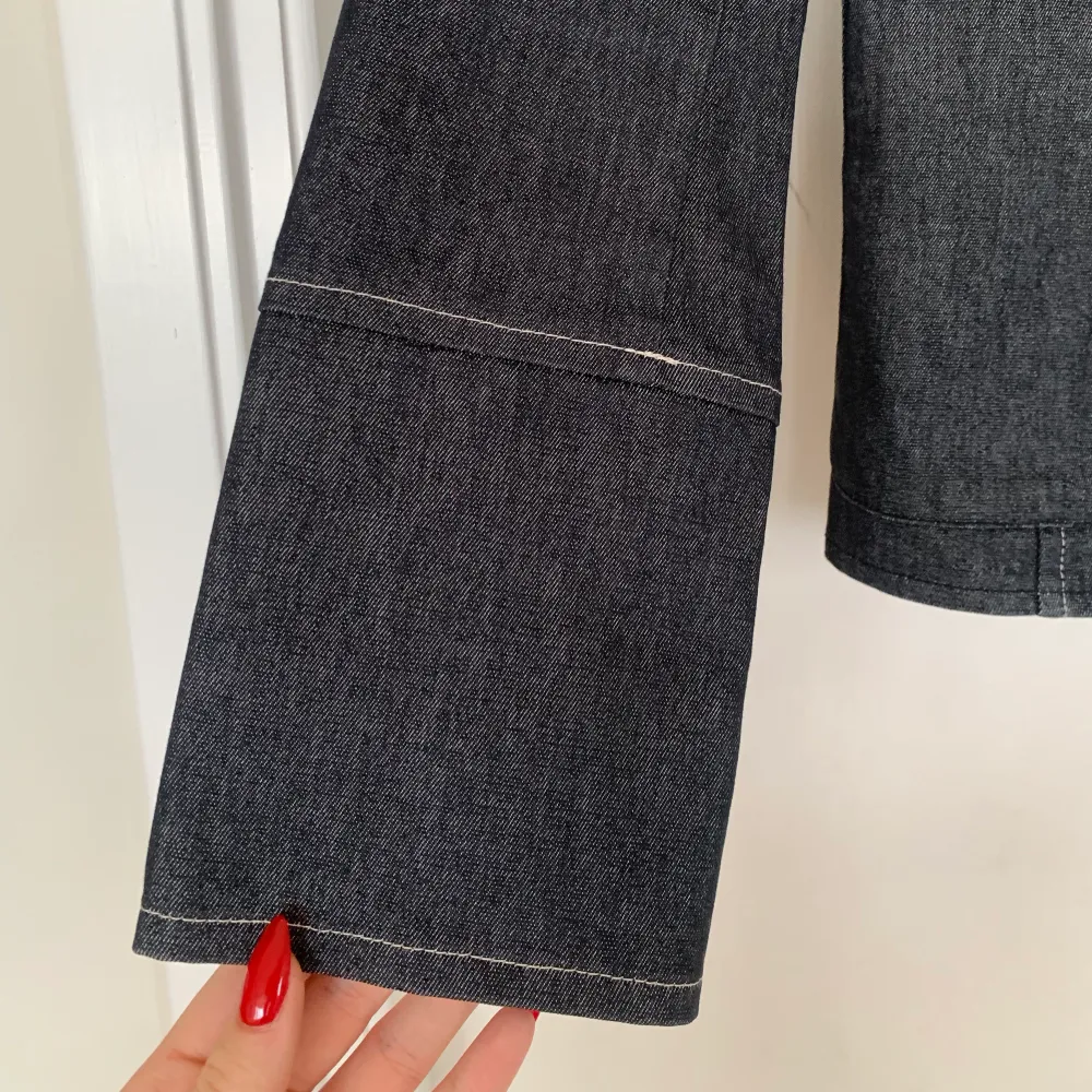 Mörkgrå kavaj i jeans från vero moda, super snygg med sina detaljer och sömmar💕💕 strl 34. Kostymer.
