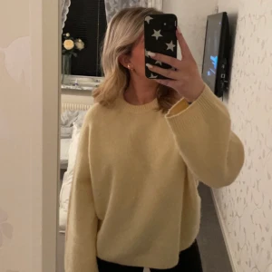 Stickad Arket tröja - En ljusbeige/gul arket tröja i alpaca ull. Tröjan är i storlek xs, men känns som M. Jag köpte den för bara någon vecka sedan och har endast använt den 1 gång. Köptes för 890kr. Säljes pga för stor storlek för mig. Köp helst via köp nu💕💕💕