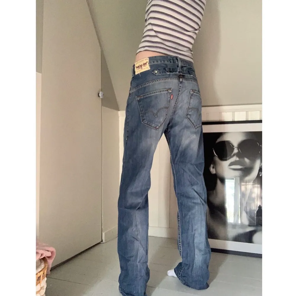 Ovanliga Vintage Levi’s Jeans 🤍Så snygga och sitter lågt i midjan, det finns ett spänne på utsidans baksida där man kan justera. Köpta secondhand men kommer ej till användning 😚🤍För referens är jag 173cm lång.. Jeans & Byxor.