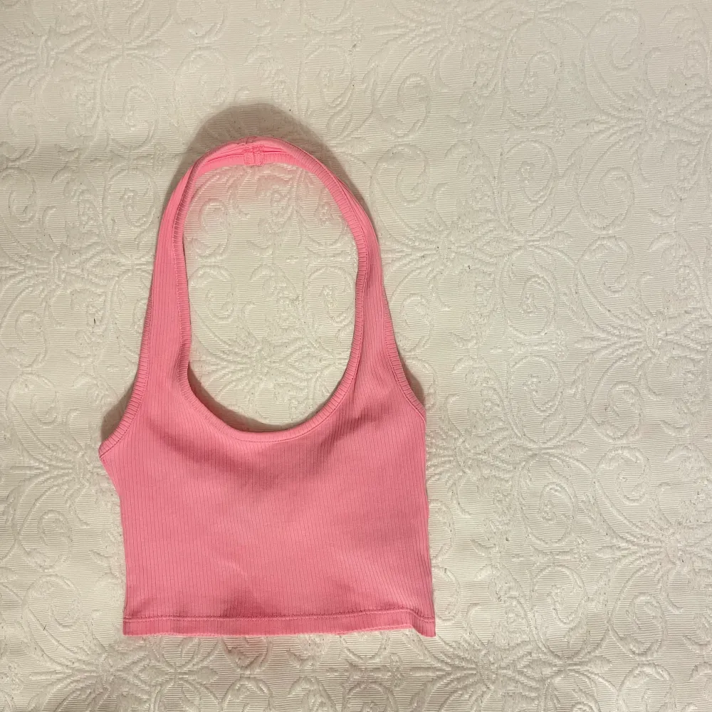 Säljer detta rosa linne från Nelly. Det är ganska kort, i bra skick och använt fåtal gånger 💗 i storlek XS! . Toppar.
