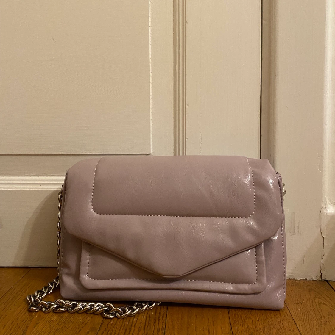 Ljuslila väska från mango