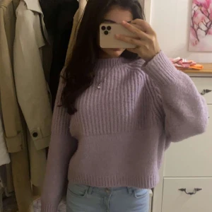 Stickad tröja - Stickad tröja köpte den på mango för 350kr säljer den för 70kr det är helt nytt skick använt några par gånger bara skriv om ni är intresserade.