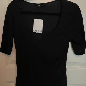 Topp från Zara - Helt oanvänd topp från Zara. Nypris 180kr men säljer för 80kr💗