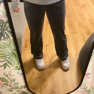 Mörkgråa velour byxor  - Supersöta velourmjukisar från gina tricot. Använt 1 gång. Inga defekter! 150 kr+frakt🤍