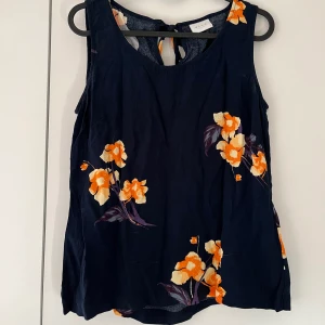 Blus - Blus med knytning i nacken. Kan skickas