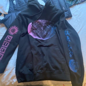 Juice WRLD 999 Club Hoodie - Fet Juice WLRD merch inköpt i Globen på hans tour tillsammans med Nicki Minaj år 2019. Superbra skick. skriv för fler bilder:)