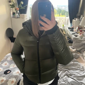 Calvin Klein Jacka - Säljer min otroliga fina Calvin Klein jacka då den inte kommer till användning. Enda slitaget är att ett C har ramlat bort.   Säljer den direkt för 1500kr men pris kan alltid diskuteras. 