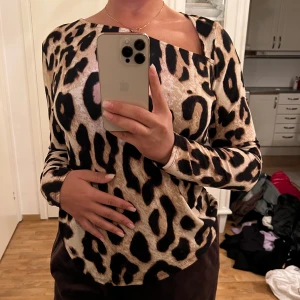 Assymetrisk leopard topp - Helt ny med lappar jätte fin skönt material har bara inte kommit till användning  Strl L (men passar även mindre om man inte vill att den ska va tight)
