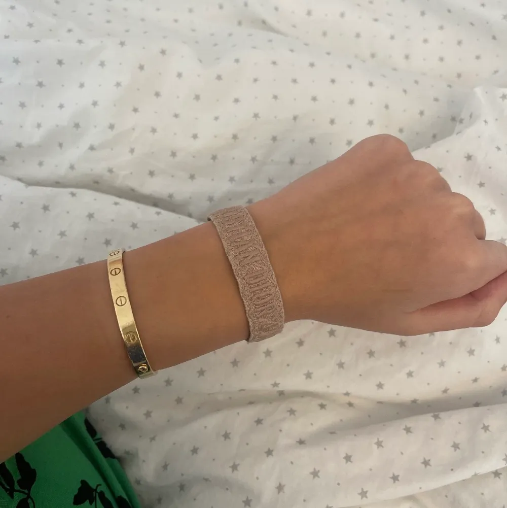 Säljer mitt dior armband köpt typ 2 eller 3 år sen men är aldrig använd! Äkta, har box osv . Asusteet.