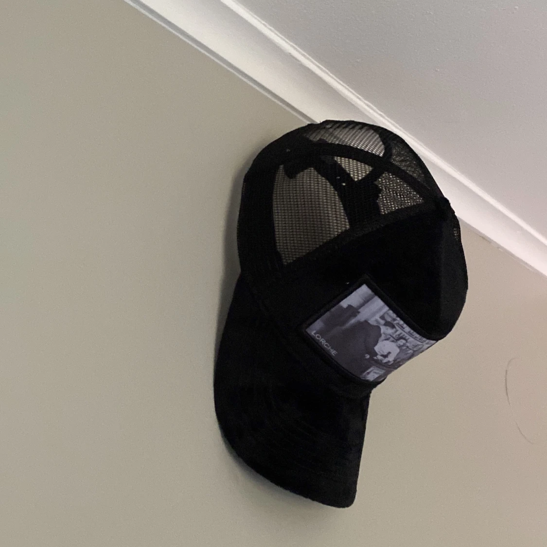 En svart keps oanvänd då den inte passa min huvudform  - 90