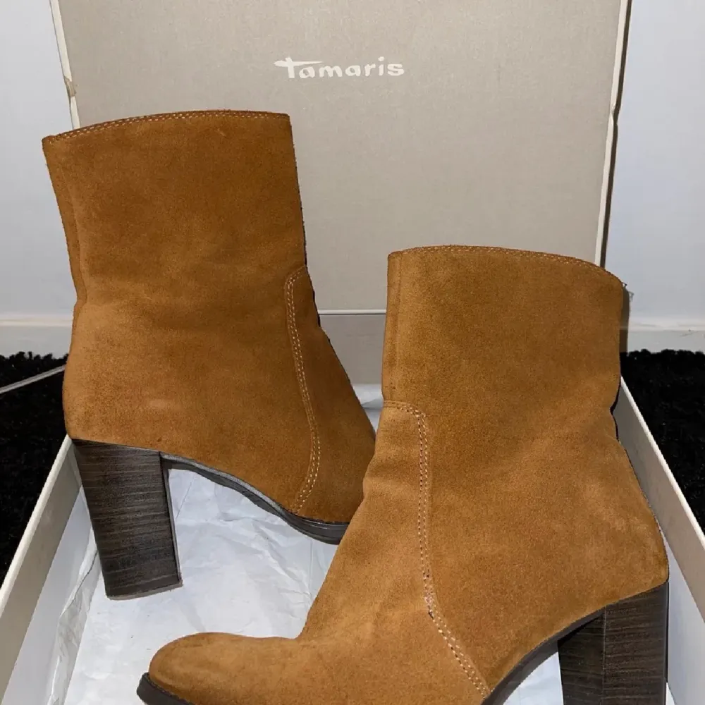 Tamaris boots köpta för 1000kr. De säljs för jag har aldrig använt dom och köpte fel storlek. Det är storlek 38. . Skor.