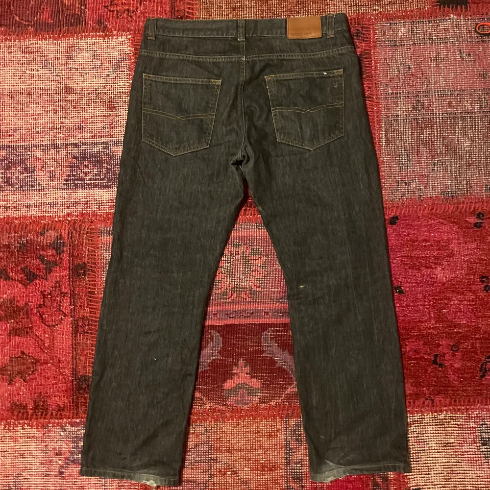 Svarta jeans från Redwood otroligt sköna och den sjukaste passformen, dom har en pall fade som passar med nästan allt dom är knappt andvända och i perfekt kondition (skriv för mer info!!). Jeans & Byxor.