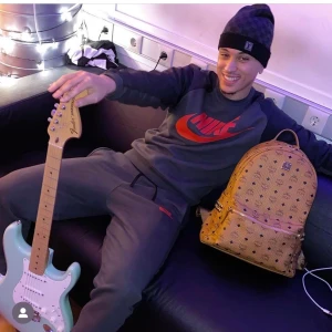 Nike tracksuit - Säljer ett sjukt snyggt och sällsynt Nike set. Som ni ser på bilden har rapparen Robbz denna outfit oxå.  Pris kan diskuteras  Storlek på tröjan är XS men passar S Storlek på byxorna är S