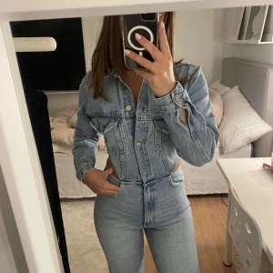 Byxdress - Säljer min byxdress/jumpsuit i jeansmaterial från zara. Den är i nyskick och endast använd 1-2 gånger. Köpte den för 559kr och säljer den nu för 350 kr i storlek S. 💕