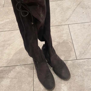 Overknee skor  - Säljer då de inte kommer till användning. De är mörkgrå-bruna i färgen. 