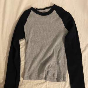 Super fin Brandy Melville tröja i färgen grått och mörkblå. Sitter br på mig som är vanlig small/ 178cm lång ❤️ Köperen står för frakten ❤️