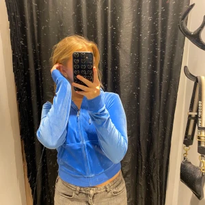 Blå juicy couture kofta - Lägger ut för att se om jag kan få ett bra bud på den, används tyvärr inte lika mycket som den förtjänar att bli använd då den är så så fin. Köpt för 1199kr