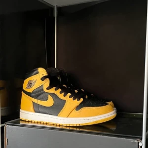 Jordan 1 high pollen - ⚡️Jordan 1 high pollen⚡️💥Mycket bra skick💥✅Vid frågor eller fler bilder så är det bara att kontakta mig✅📦Kan mötas upp i Stockholm eller frakta 📦🦋Pris kan diskuteras vid snabb affär🦋