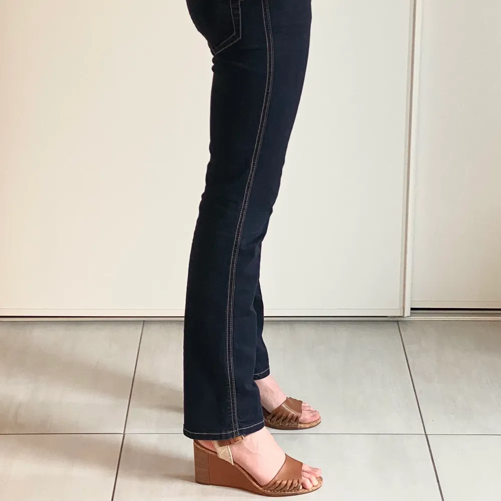 Mörkblå jeans i mjuk kvalite💕. Jeans & Byxor.