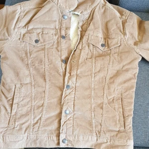 Jacka lager 157 M - Jag har en jacka som jag inte längre behöver. Använt den typ 1 månad. Djur och rökfria. Ren och fin den är i nyskick.