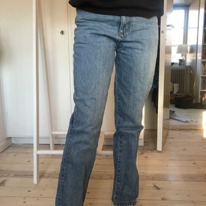 Blåa jeans - Fina blåa jeans. Jag hittar ingen lapp där storleken stor men den borde nog passa s-m. Säljer eftersom de är lite korta på mig som är 170cm.