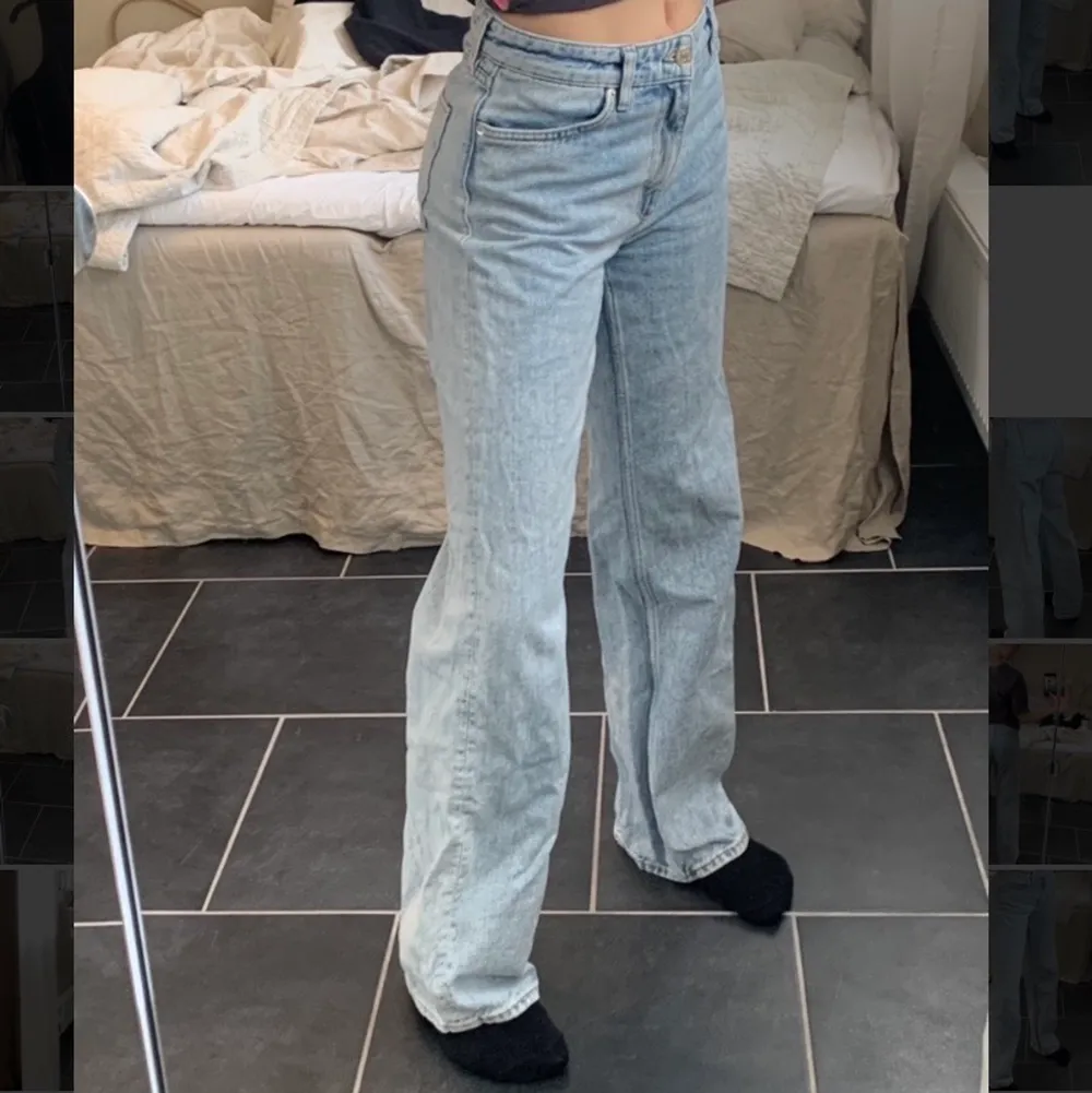 Säljer mina populära blåa MONKI jeans 💙 dem är raka och vida i benen, sitter såhär på mig som är 167. Jeans & Byxor.