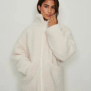 Teddy jacka från na-kd stl 32 nyskick - Säljer en Teddy jacka köpt från na-kd för 959kr den är i stl 32 och i nyskick 450kr pp 