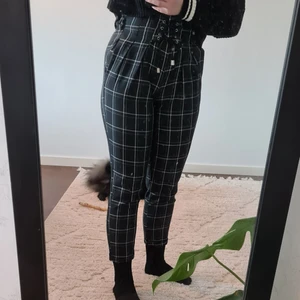 Söta checkerbyxor - Super bekväma,stretchiga och snygga byxor. Dom har använts relativt mycket men är fortfarande i bra skick (har ett litet hål i vänstra fikan, går lätt att laga) leverans ingår i priset! Storlek: S (Passar nog XS med)