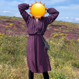 Unik retroklänning - Unik retroklänning med puffiga ärmar, köpt vintage i Frankrike 💜🖤 Jättefint skick och bra kvalitet! 