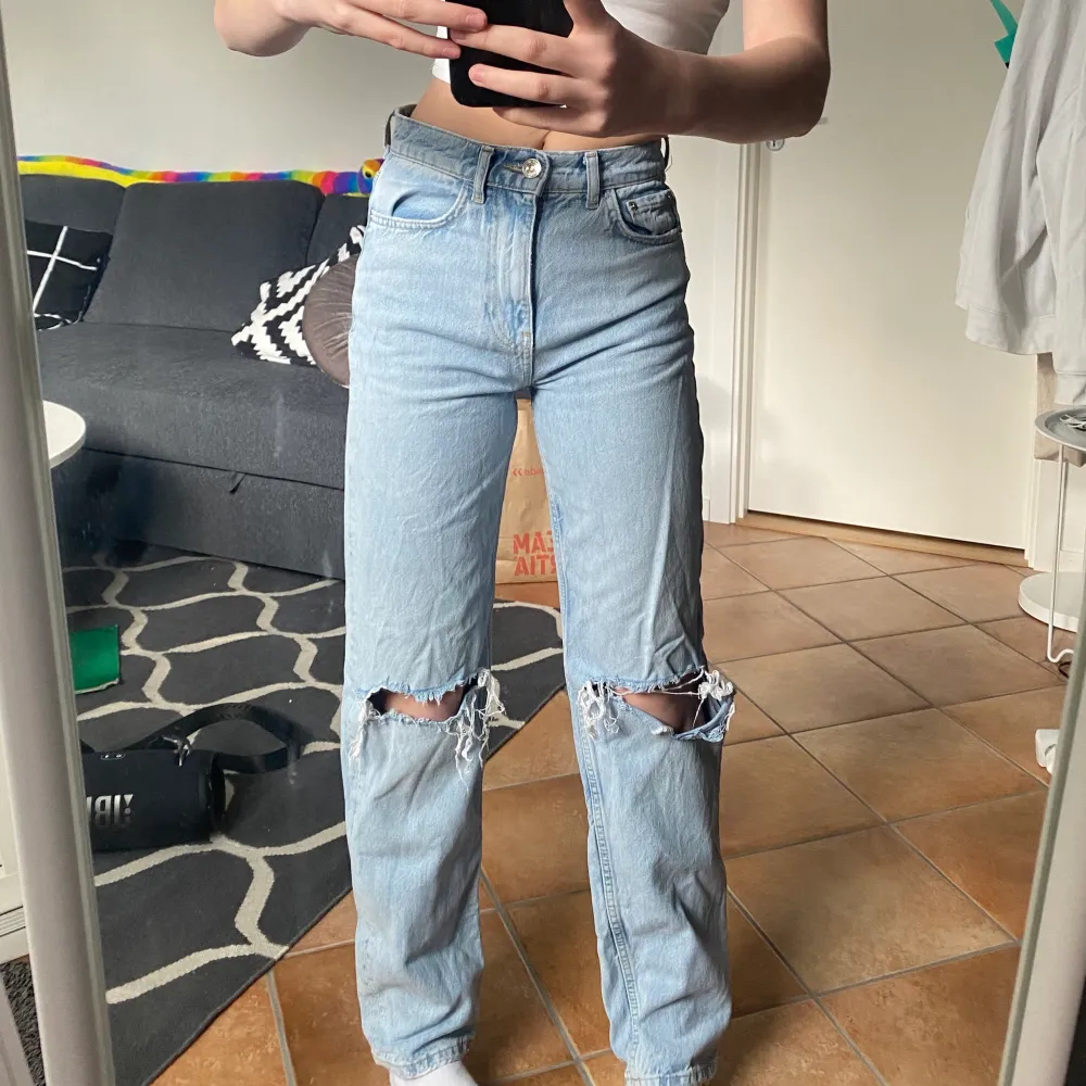 Säljer mina populära 90s high waist med hål från gina! Dem är i jättebra skick och ser nästan helt nya ut 💓💓 nypris 600. Jeans & Byxor.