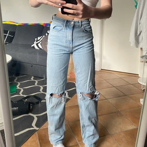 jeans  - Säljer mina populära 90s high waist med hål från gina! Dem är i jättebra skick och ser nästan helt nya ut 💓💓 nypris 600