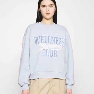 Gina trico strl L - Köpt från Gina Trico för 2 år sen. Den är oversize i storlek L. Har blivit lite ruvsi på insidan efter tvättarna som de brukar bli.