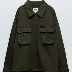 Zara jacka  - Säljer den här snygga zara militär jackan som jag aldrig har användt men råkat klippa av prislapparna på. Den är i nyskick. Jag säljer den för 399kr💕