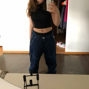 Baggy vintage jeans i storlek 32!💙💙 - Super kvalitet! Knappt använda😍Jeans från USA 🇺🇸 Baggy vintage. Som sagt är de oversized och baggy så nån som är större än 32 kan säkert ha på sig de. För referens är jag 1,62m och har i vanliga fall storlek 26 i jeans 