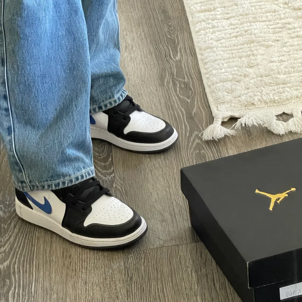 Air Jordan 1 sneakers storlek EU 37.5 helt nya, köpta i slutet på februari. Endast provade en gång under cirka 2 timmars tid. Ångrar färg och modell därav jag säljer dem. Har lådan kvar osv. Köpta på Sold out för 3.150kr. . Skor.