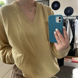 V-ringad tröja  - Gul v-ringad tröja, superfin till sommaren! 