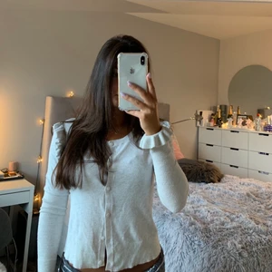 Zara - Söt ljusgrå kofta från zara i storlek S! Kommer inte längre till användning då den är för liten. Köp direkt för 90kr + frakt💕