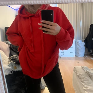 Röd hoodie  - Säljer en jätte fin röd hoodie ifrån BikBok i storlek M, men passar även storlek xs- s. Den sitter oversized på mig som har storlek s☺️☺️ Säljes pga av att jag inte passar i färgen, hör av er om ni vill ha fler bilder eller övriga frågor!🥰 köpare står för frakt eller så kan ja mötas upp i Östersund💞☺️🤩