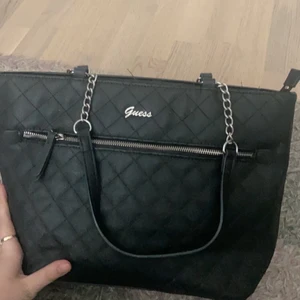 Guess väska - Äkta guess väska! Nypris 1100, den är i fint skick vid fler frågor skriv! Har massa mer billiga toppar, klänningar , väskor etc så in och kika 💓