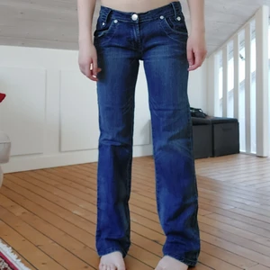 lågmidjade 2000s jeans - ett par jeans som jag köpte second hand, men inte är något jag anvånder längre. lågmidjade, väldigt 2000s, jättefina detaljer! bra skick, står storlek 32, men skulle säga att de sitter som en S ungefär. 