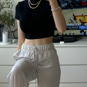 Linnebyxor från HM - Säljer dessa ”linnebyxor” från HM. Köptes förra sommaren och köpt nya nu så använder inte dessa längre☺️ enligt hemsidan är det linnebyxor men materialet är lite annorlunda. Superfina och sitter bra på mig som är 175 cm. Kom med bud🥰