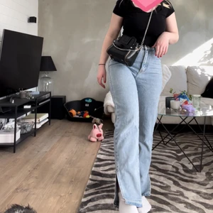 Blåa jeans med slits  - Säljer dessa fina blåa jeans med slits. Från prettylittlething❤️❤️ passar 36-38